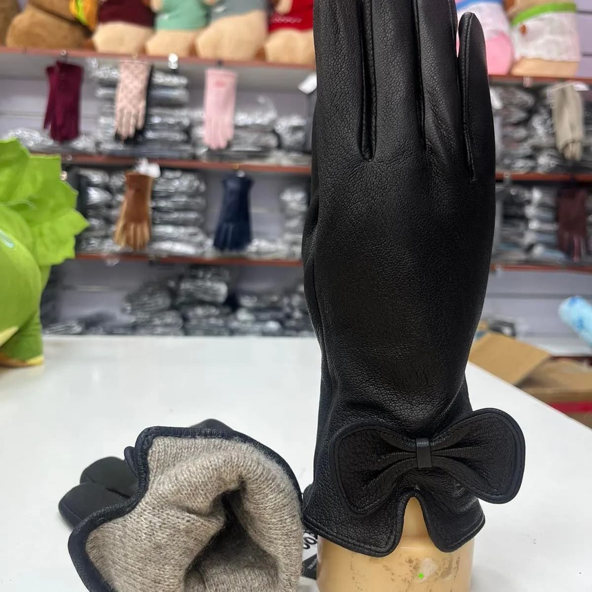 Rękawiczki damskie czarne ze skóry z mankietem futrzanym