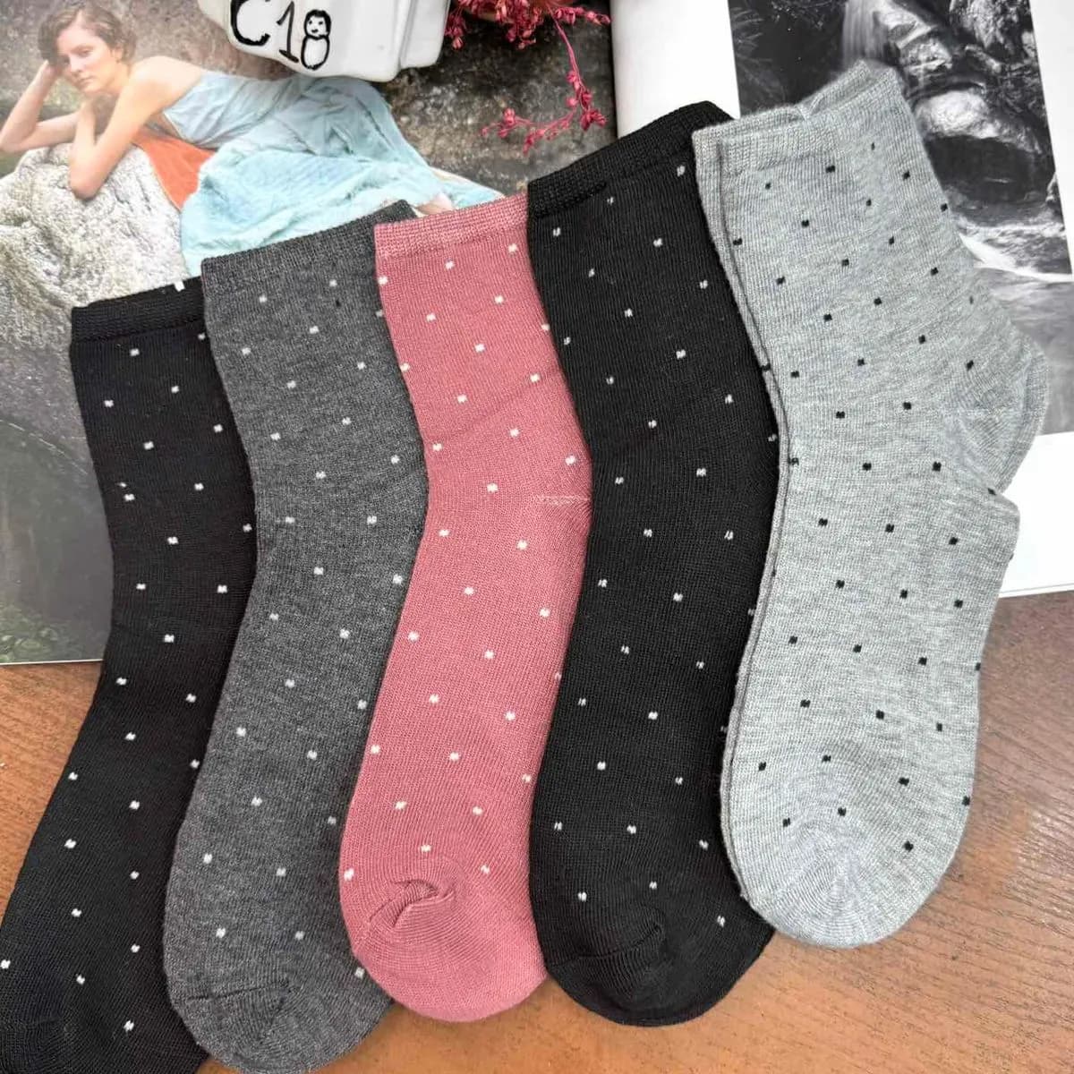 Skarpetki damskie w 5 kolorach z kropkami