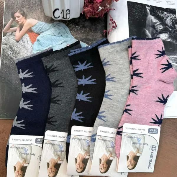 Skarpetki damskie z motywem liścia marihuany, 5 kolorów