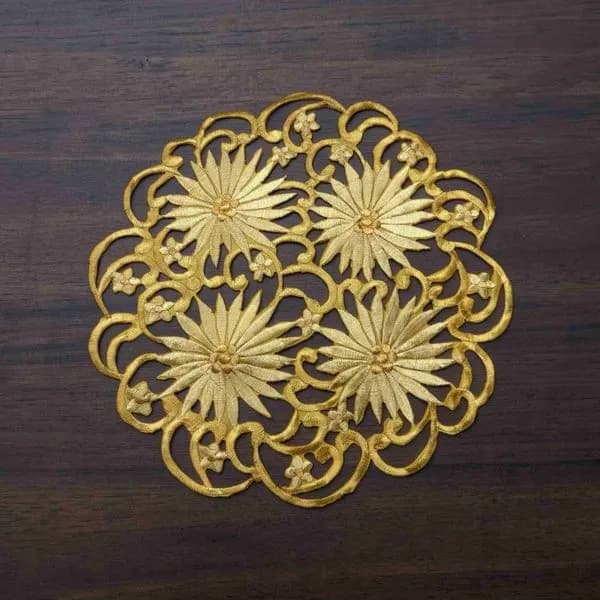 Serwetka Wielkanocna 30/30 Złoty Koronkowy Wzorzec Kwiatowy