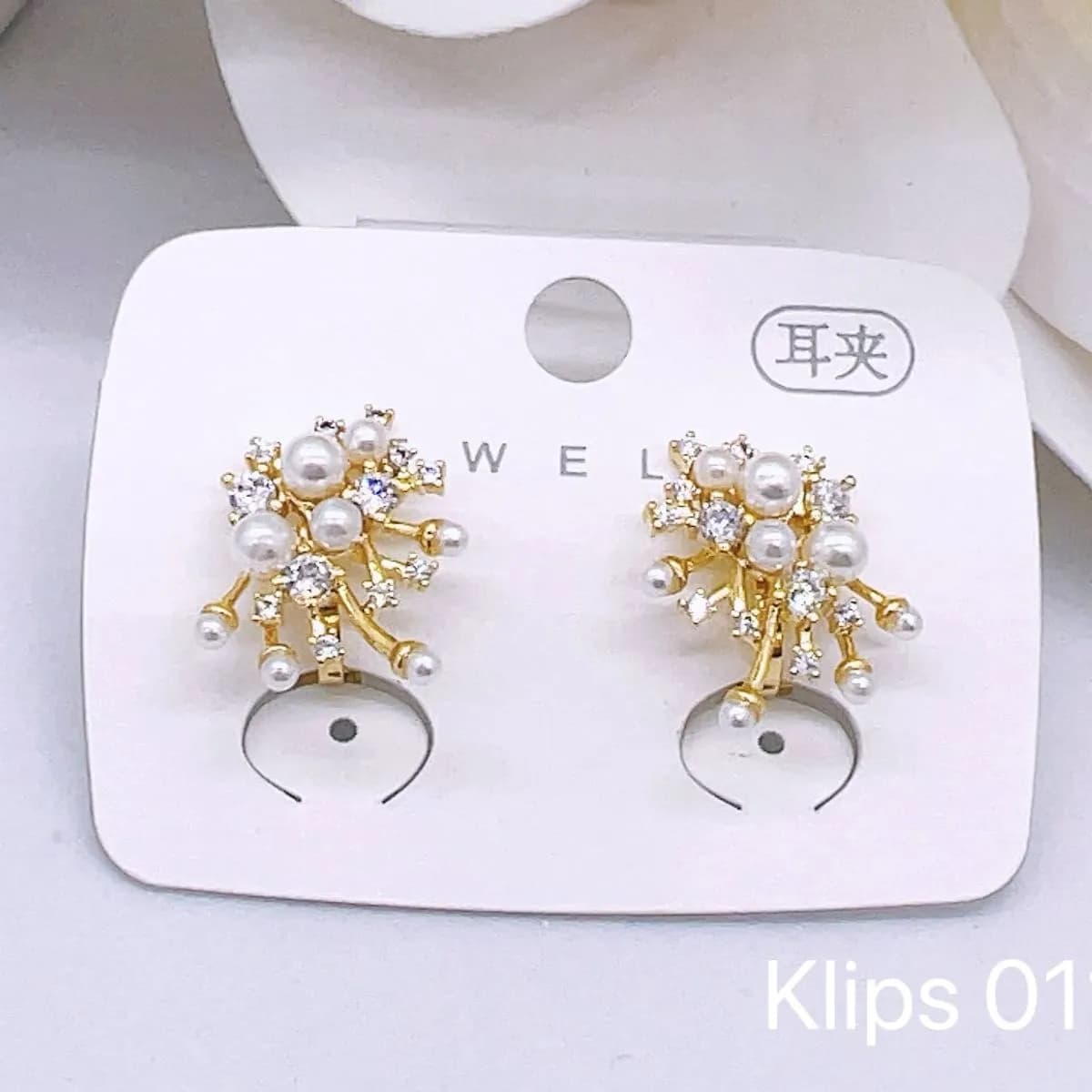 Kolczyki damskie klipsy kwiatowe z perełkami 011