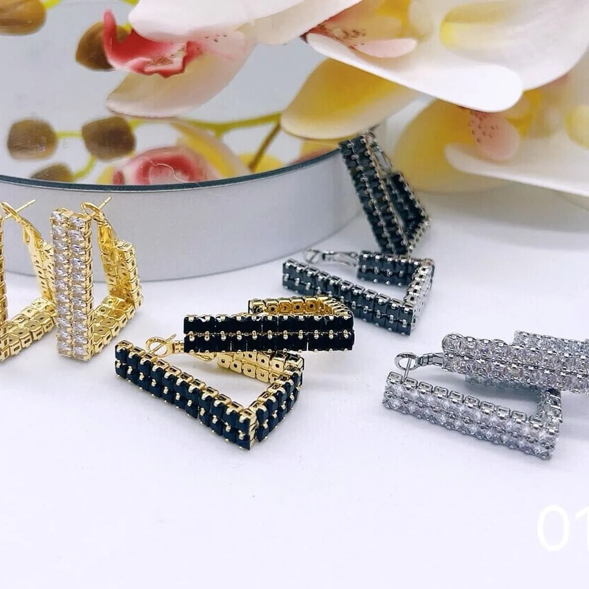 Kolczyki damskie geometryczne złote i czarne kryształki