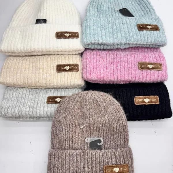 Czapki damskie beanie w 8 kolorach z naszywką