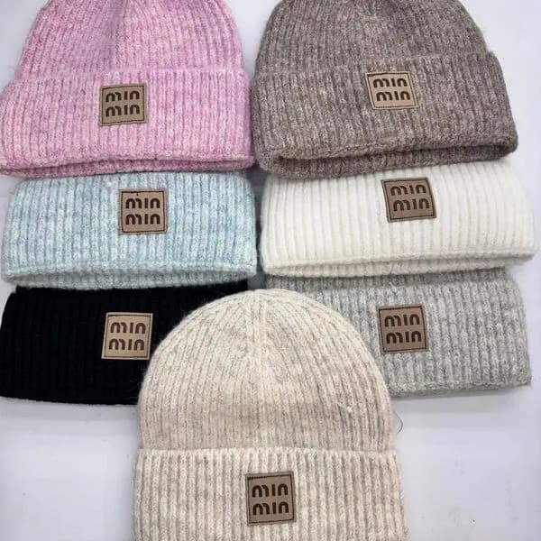 Czapki damskie beanie MIN z naszywką, 6 kolorów