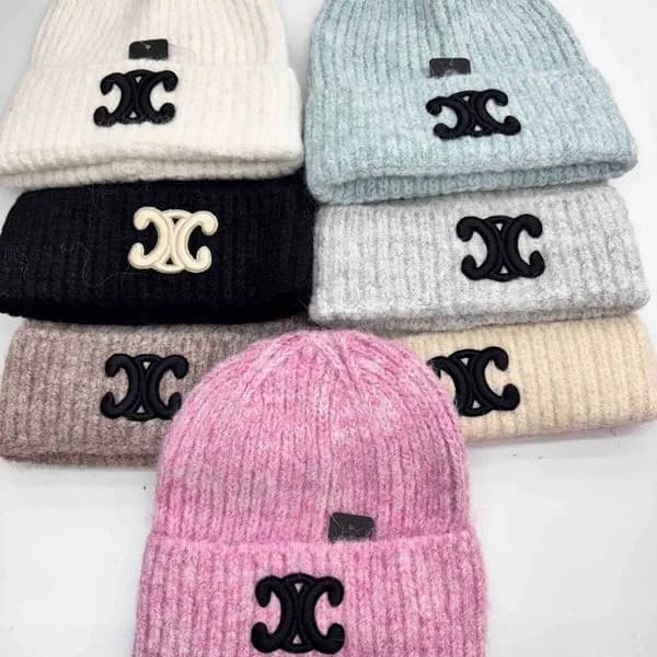 Czapki damskie beanie z aplikacją XX, 6 kolorów