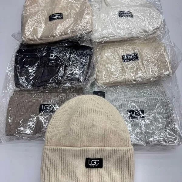 Czapki damskie beanie UGG beżowe czarne białe SKU 061025-60