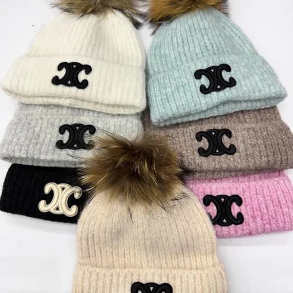 Czapki damskie dzianinowe z pomponem i logo XX, mix kolorów