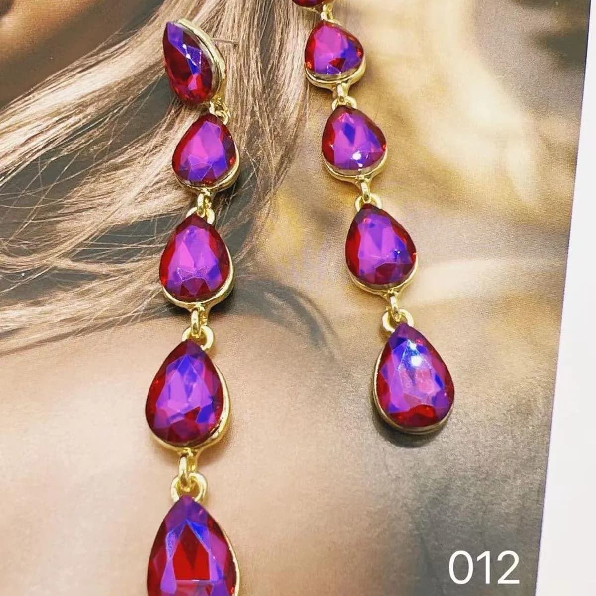 Kolczyki damskie wiszące fuksjowo-złote kryształki