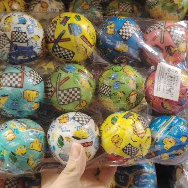 Zestaw 12 gumowych piłek z motywami wyścigowymi