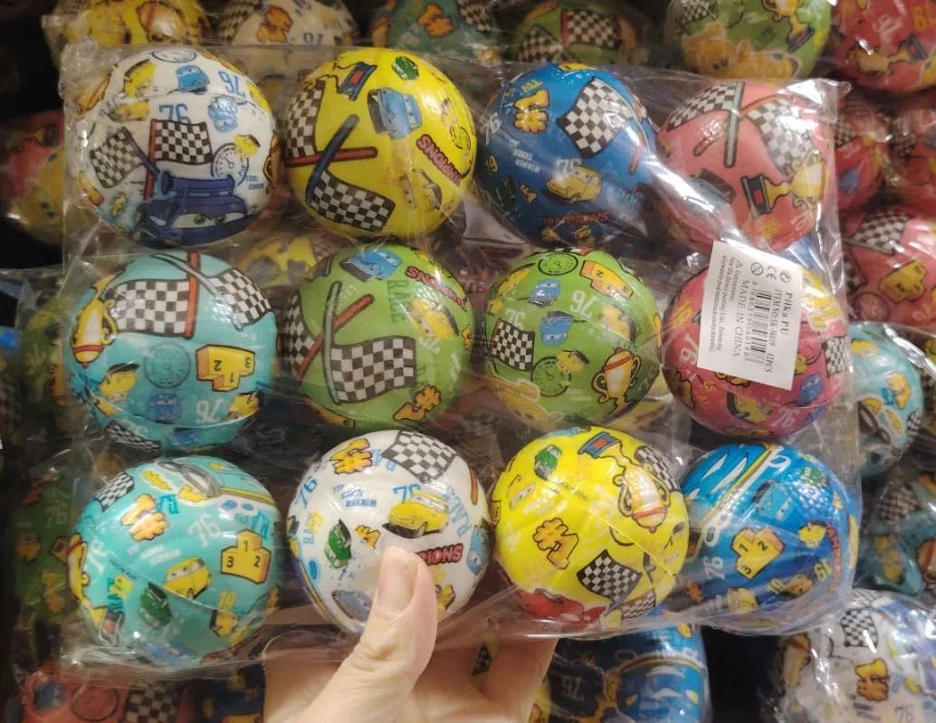 Zestaw 12 gumowych piłek z motywami wyścigowymi