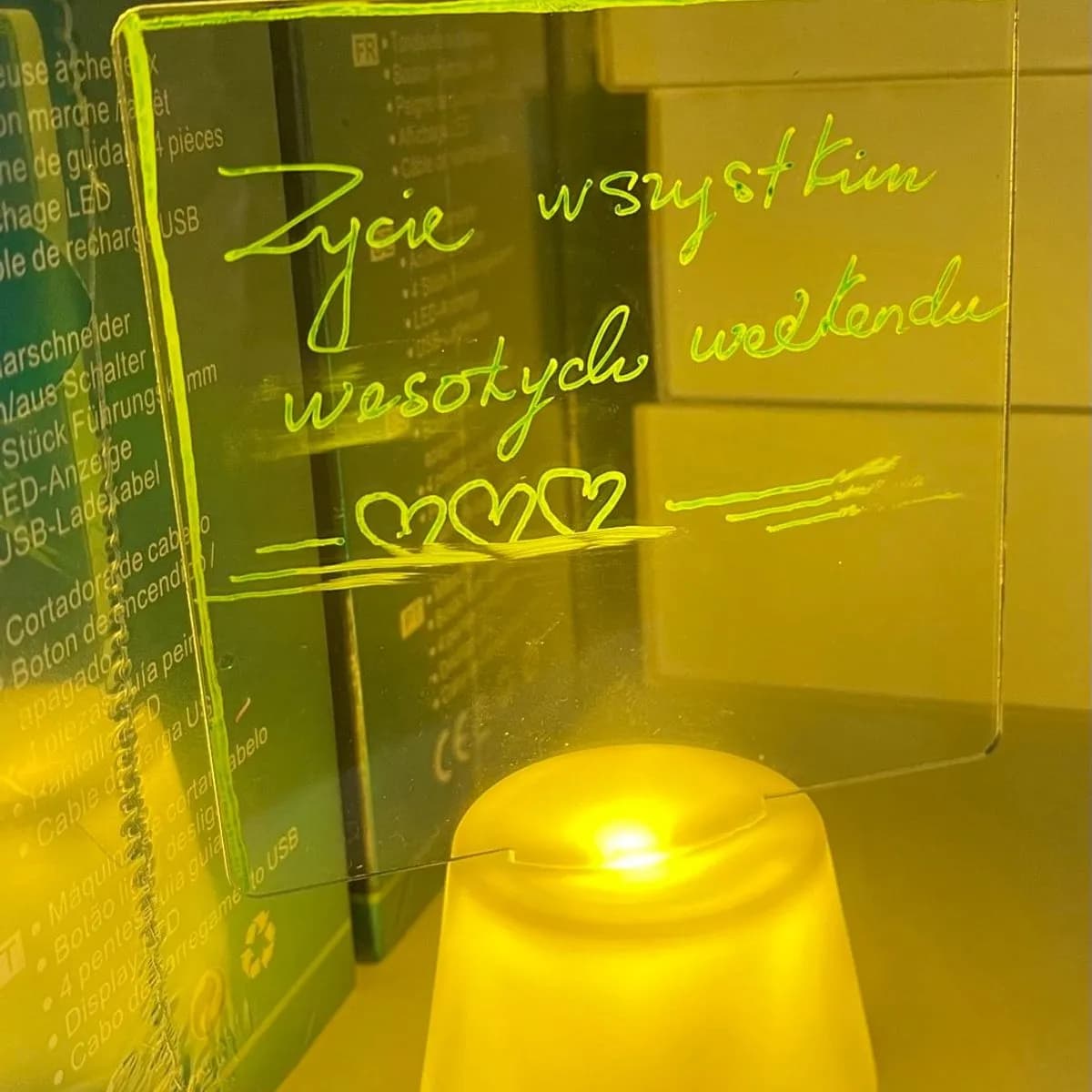 Lampka nocna LED wyświetlacz weekendowych życzeń