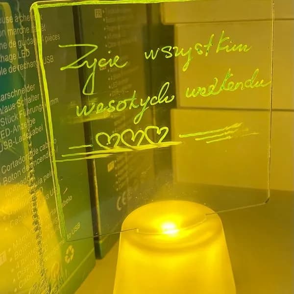 Lampka nocna LED wyświetlacz weekendowych życzeń