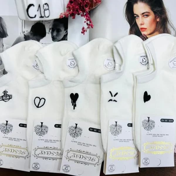 Skarpetki damskie białe z nadrukami serce emoji C18