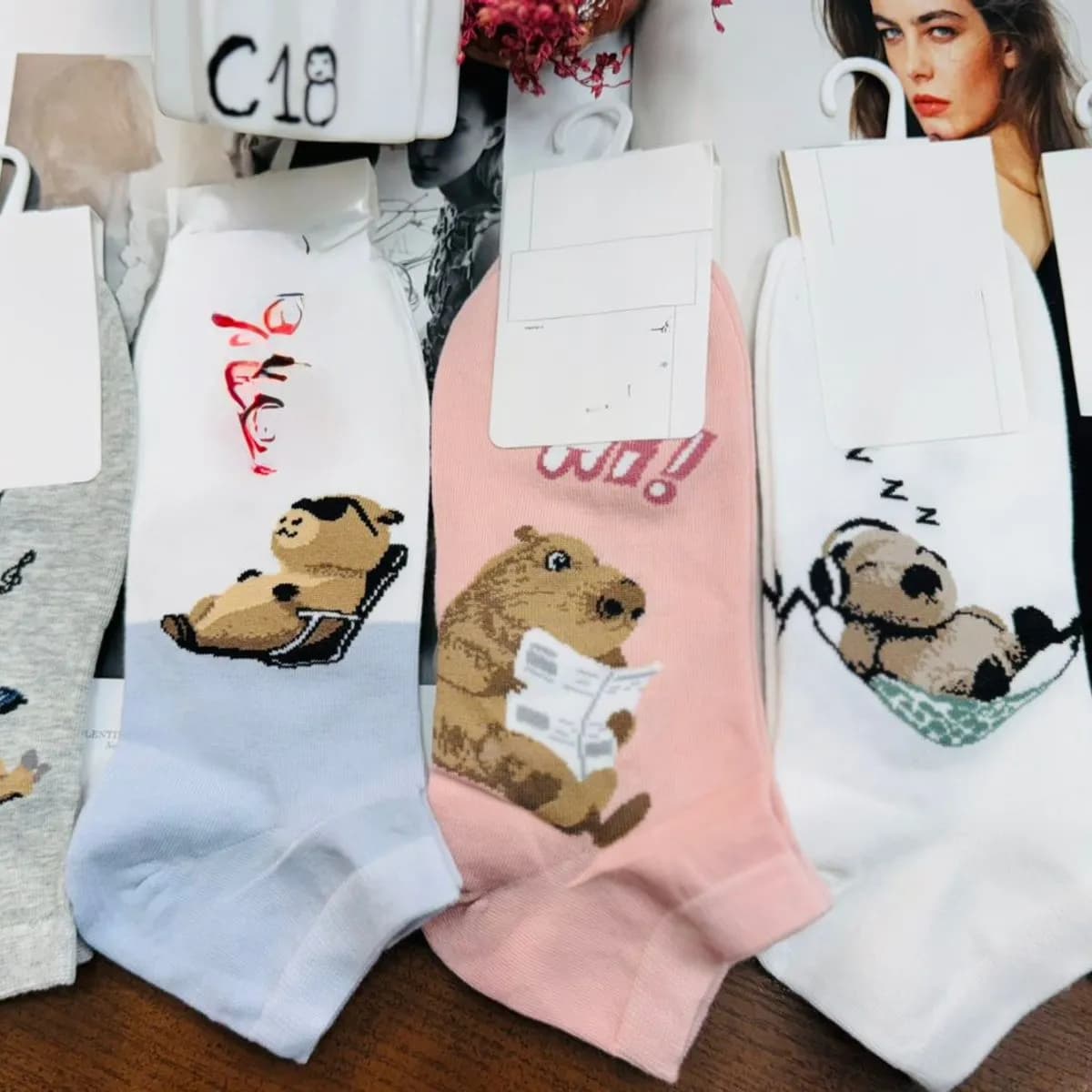Skarpetki damskie z motywem capy C18, zestaw kolorów