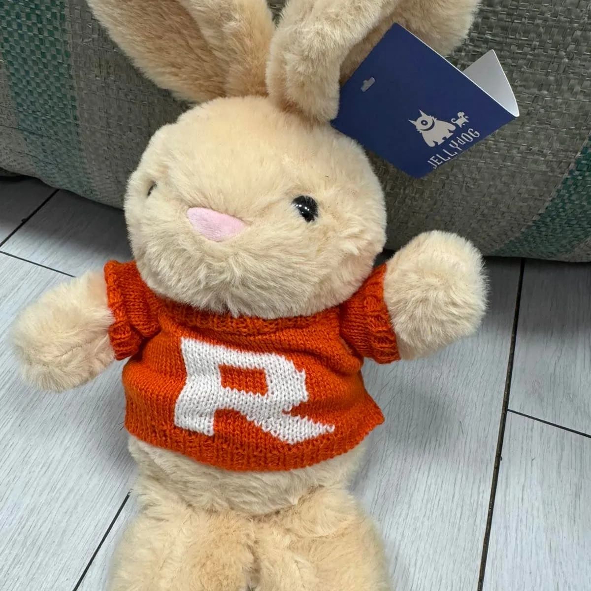 Maskotka pluszowa królik 38cm beżowy z pomarańczowym swetrem