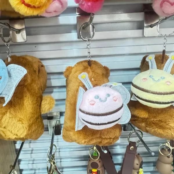 Brelok do Kluczy Kapibara z Pszczółką Pluszowy Mix Kolorów