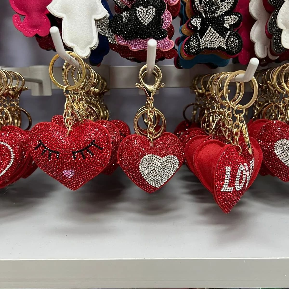 Brelok do kluczy kształt serca czerwony z brokatem