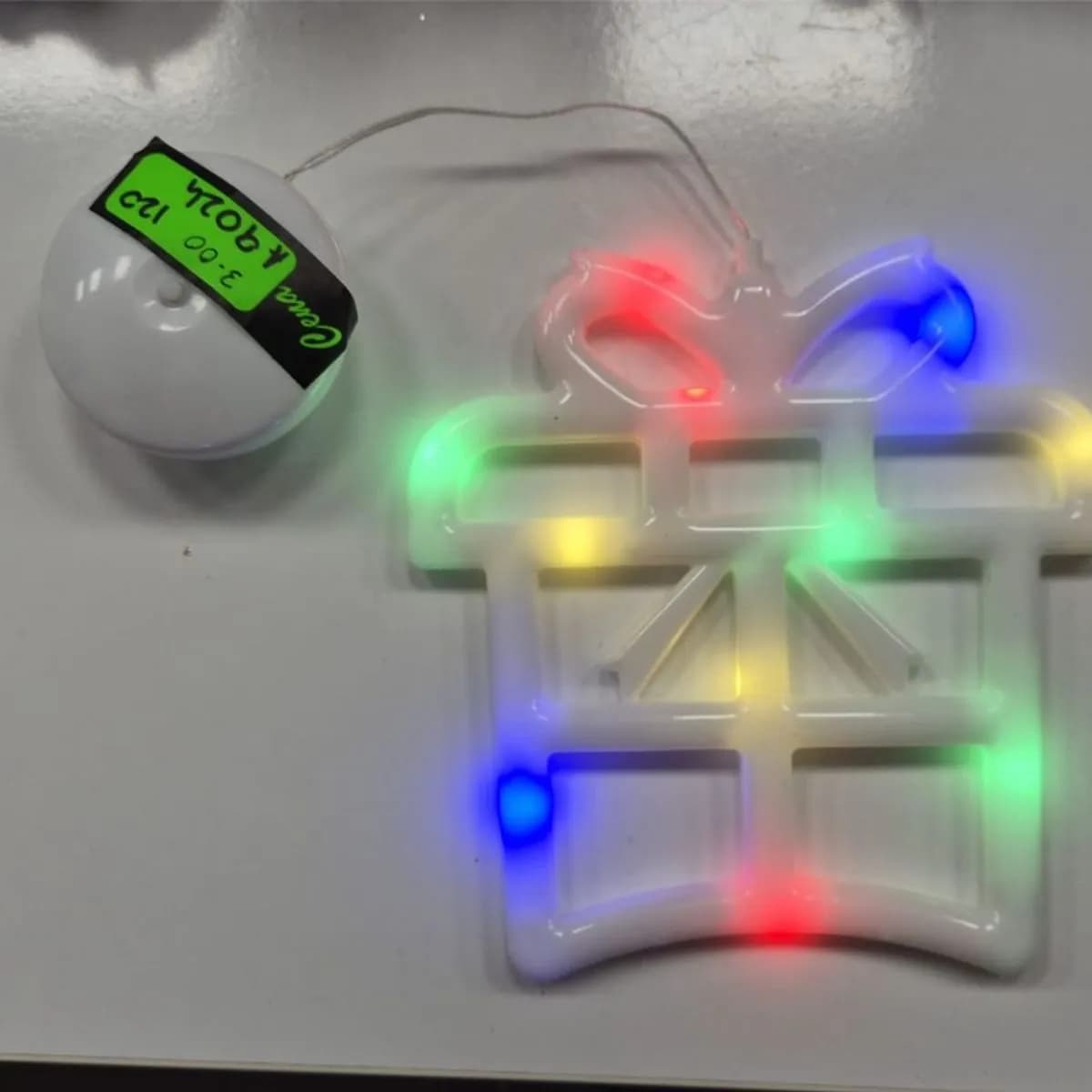 Lampki LED w kształcie prezentu z pilotem