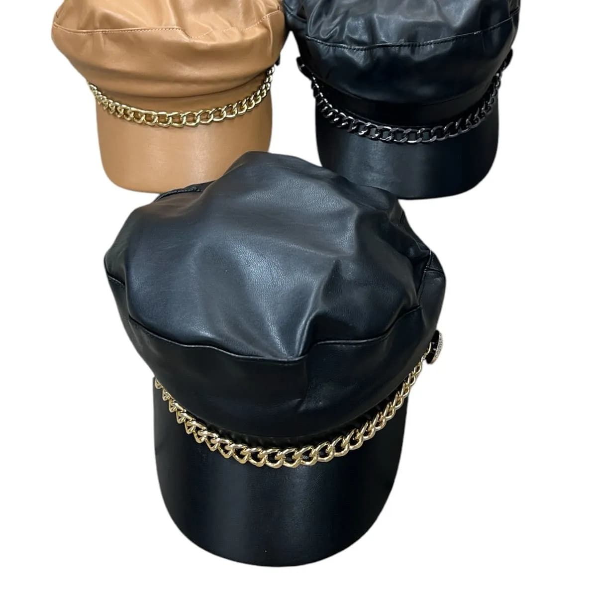 Czapki damskie z ekoskóry MO223486 beżowa i czarna