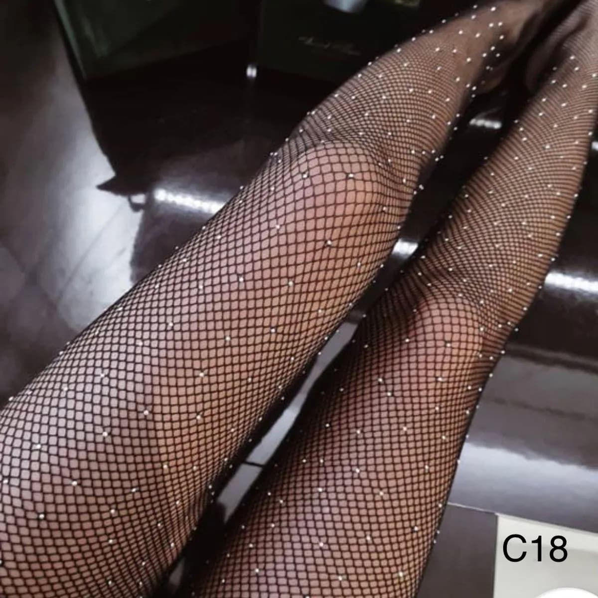 Rajstopy damskie czarne siateczkowe z brokatem C18