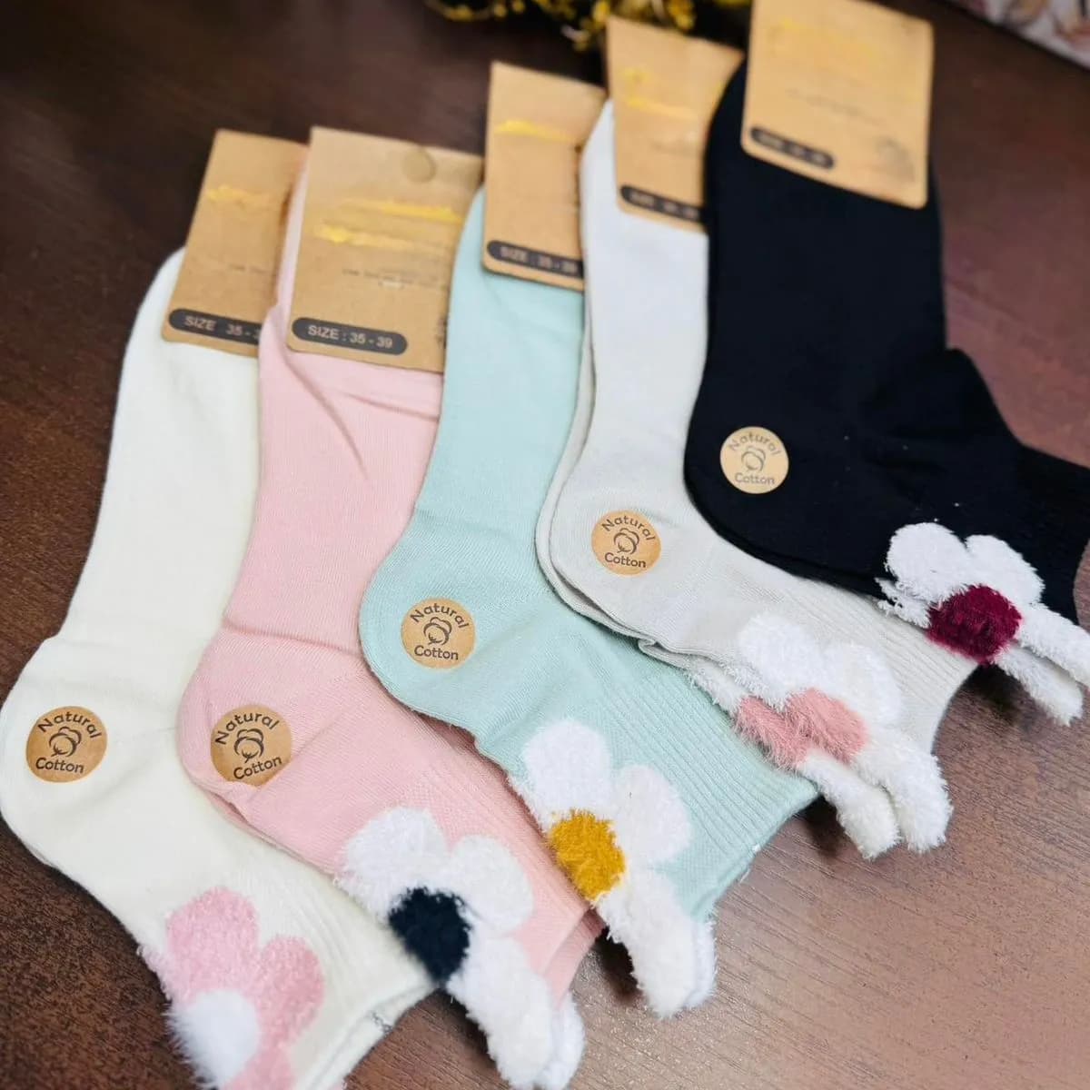 Rajstopy damskie z pomponami kwiatowymi C18