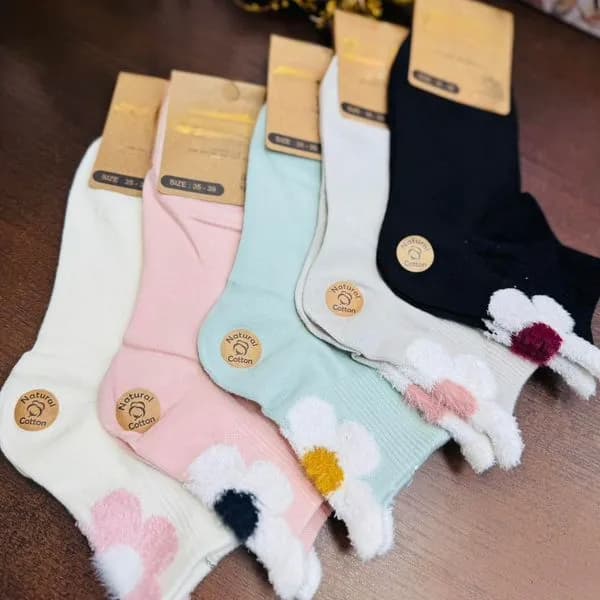 Rajstopy damskie z pomponami kwiatowymi C18