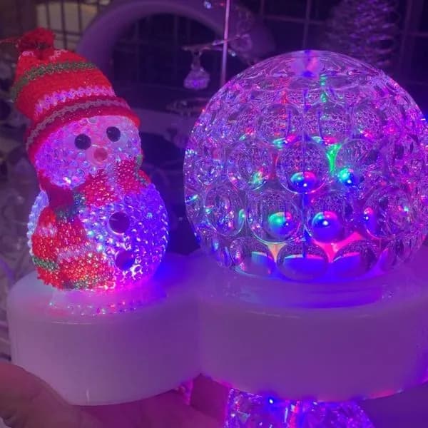Lampka LED świąteczna bałwan z kulą kolorową
