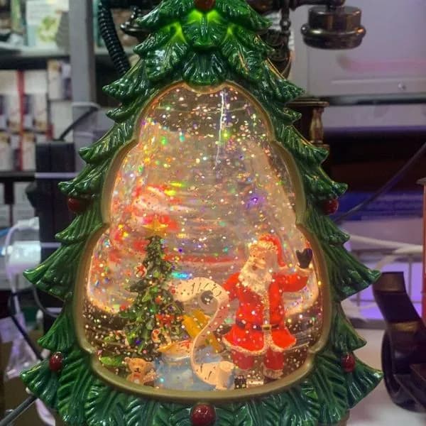 Dekoracyjna choinka LED ze śniegiem i św. Mikołajem