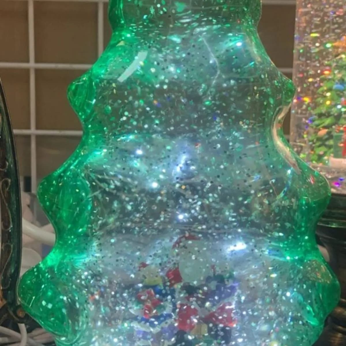 Dekoracyjna choinka LED z lampkami i płatkami śniegu