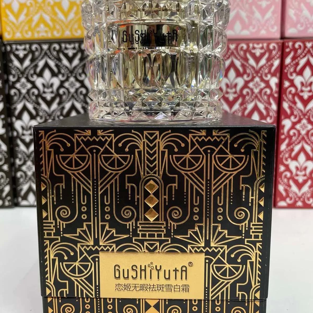 Krem wybielający na piegi GUSHIYUTA, ozdobny słoik, 12 szt.