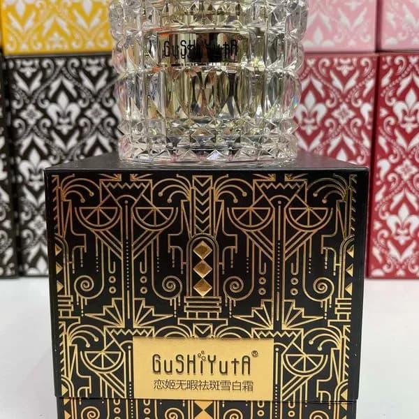 Krem wybielający na piegi GUSHIYUTA, ozdobny słoik, 12 szt.