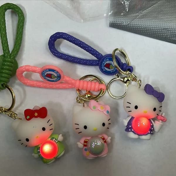 Brelok do Kluczy Hello Kitty Świecący z Plecionym Paskiem 24szt