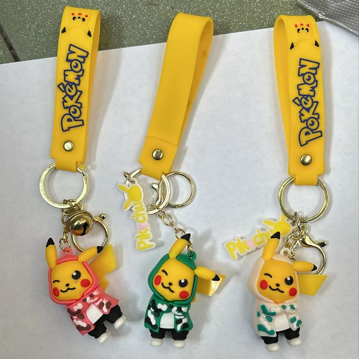 Brelok Pokemon Pikachu w Bluzie z Paskiem Żółtym 24 szt.