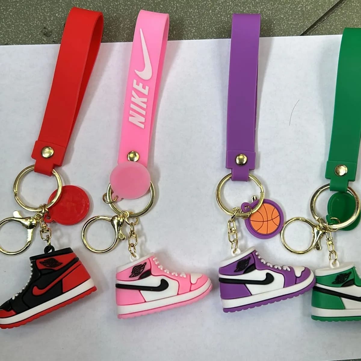 Brelok do Kluczy But Sportowy Sneaker Silikonowy Mix 24szt