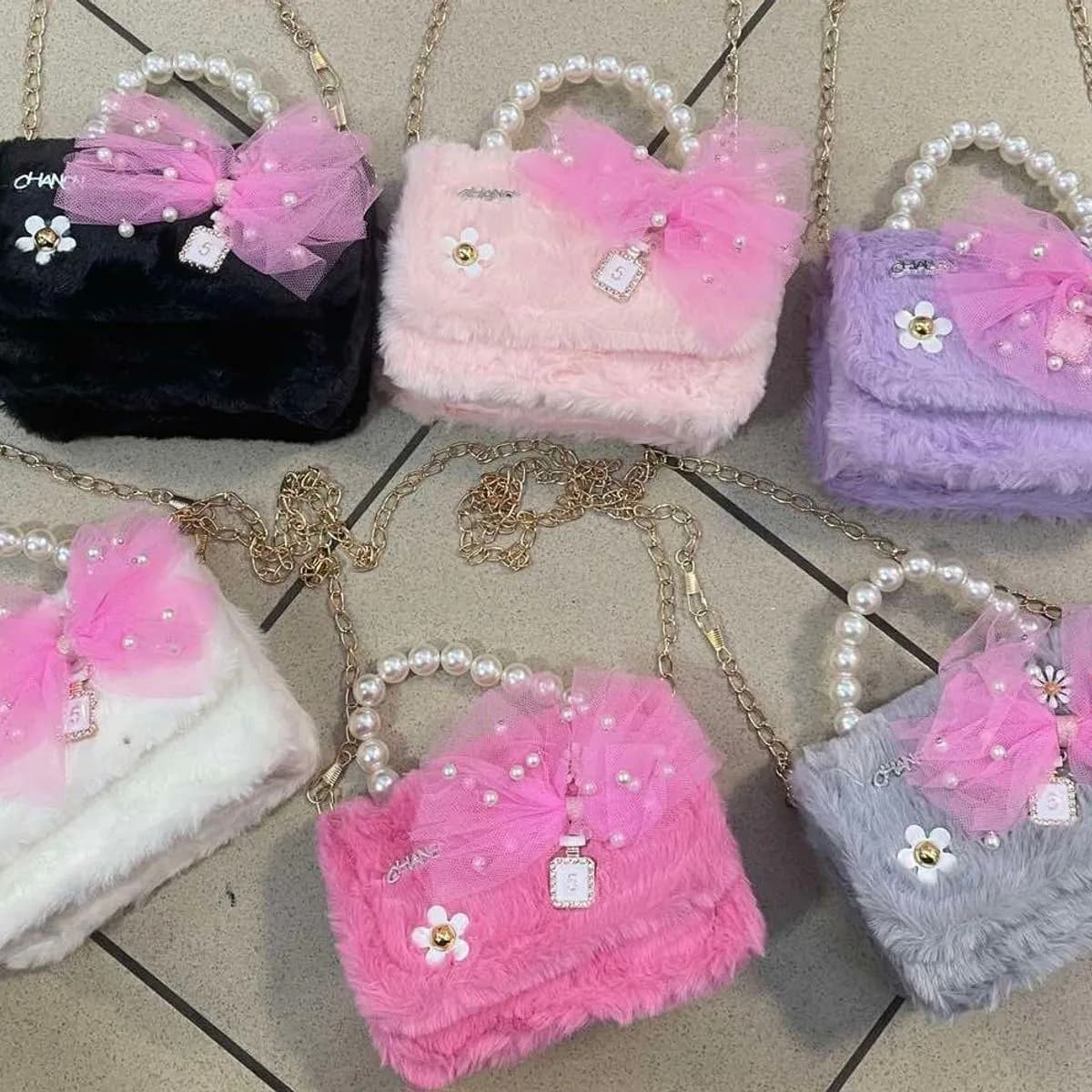 Torebka dla dzieci futrzana z perełkami i siateczką