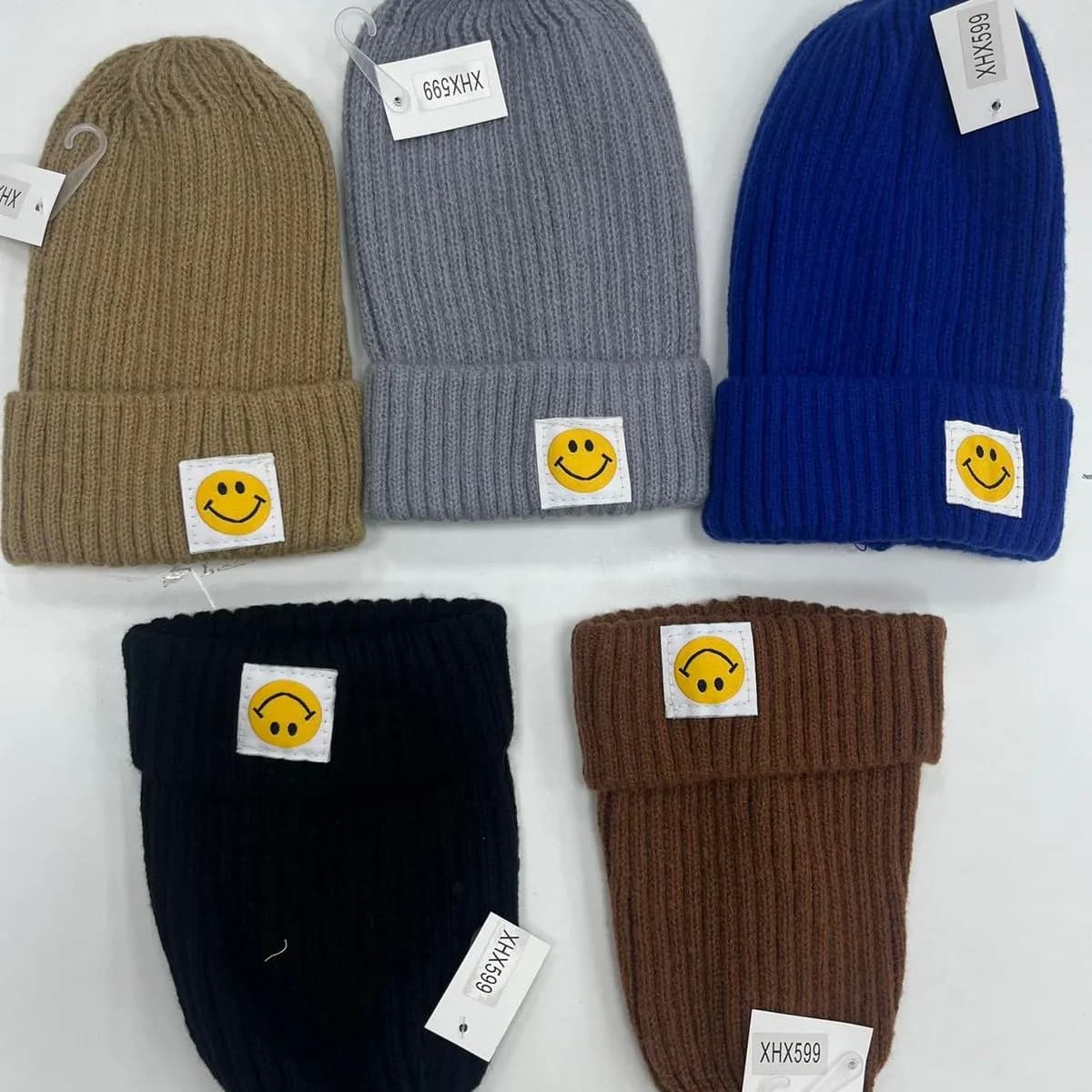 Czapki damskie beanie z naszywką uśmiech, 5 kolorów