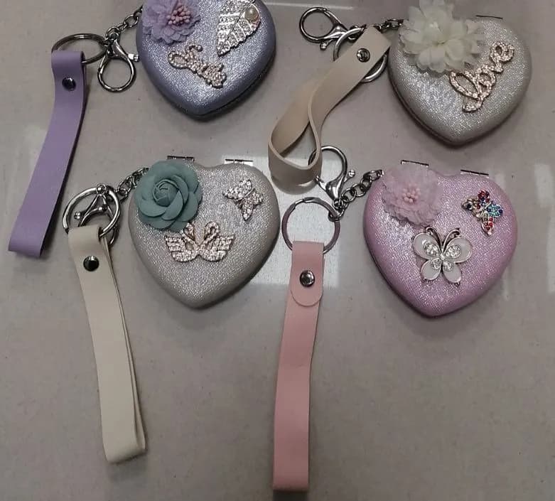 Brelok do Kluczy Lustro Serca z Brokatem i Kwiatami