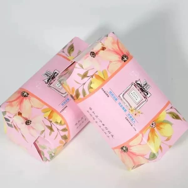 Mydło w kostce w różowym opakowaniu kwiatowym