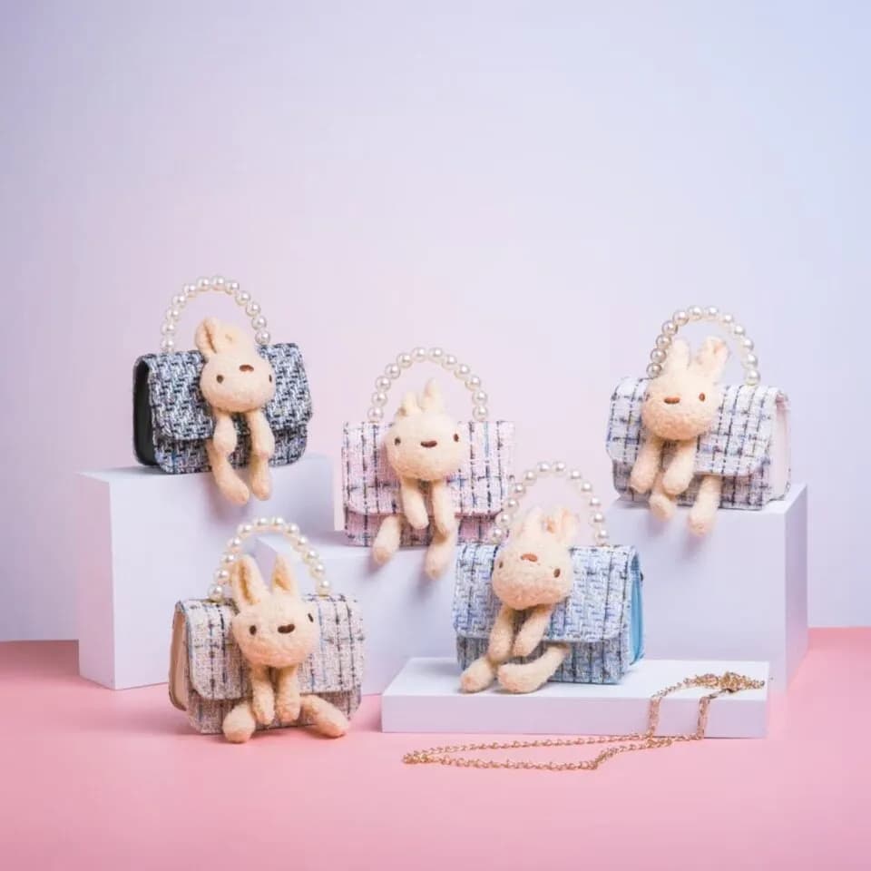 Torebka dla dzieci tweedowa z perłową rączką i królikiem, 6 kolorów
