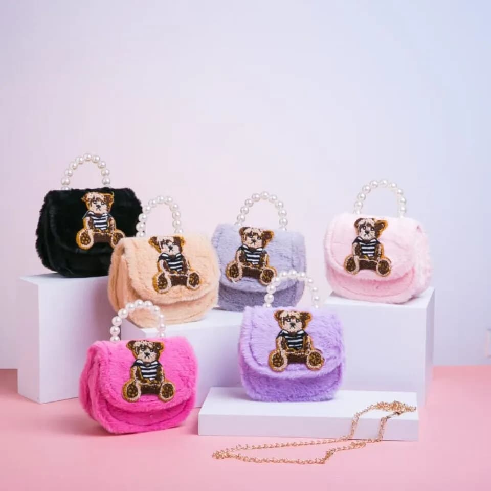 Torebka dla Dzieci Futrzana z Misiem i Perłową Rączką - Mix Kolorów