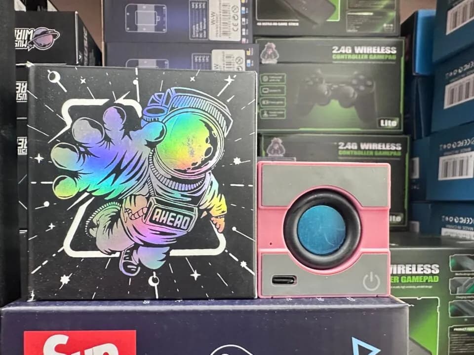 Głośnik Wireless Speaker przenośny różowy, motyw Astronauta Ahead