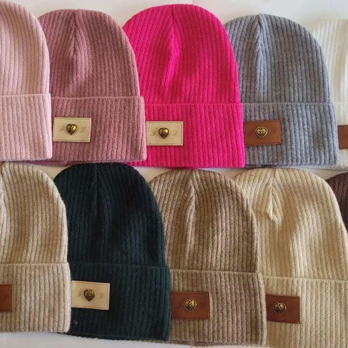 Czapka damska dziecięca prążkowana z naszywką serce - mix 12szt