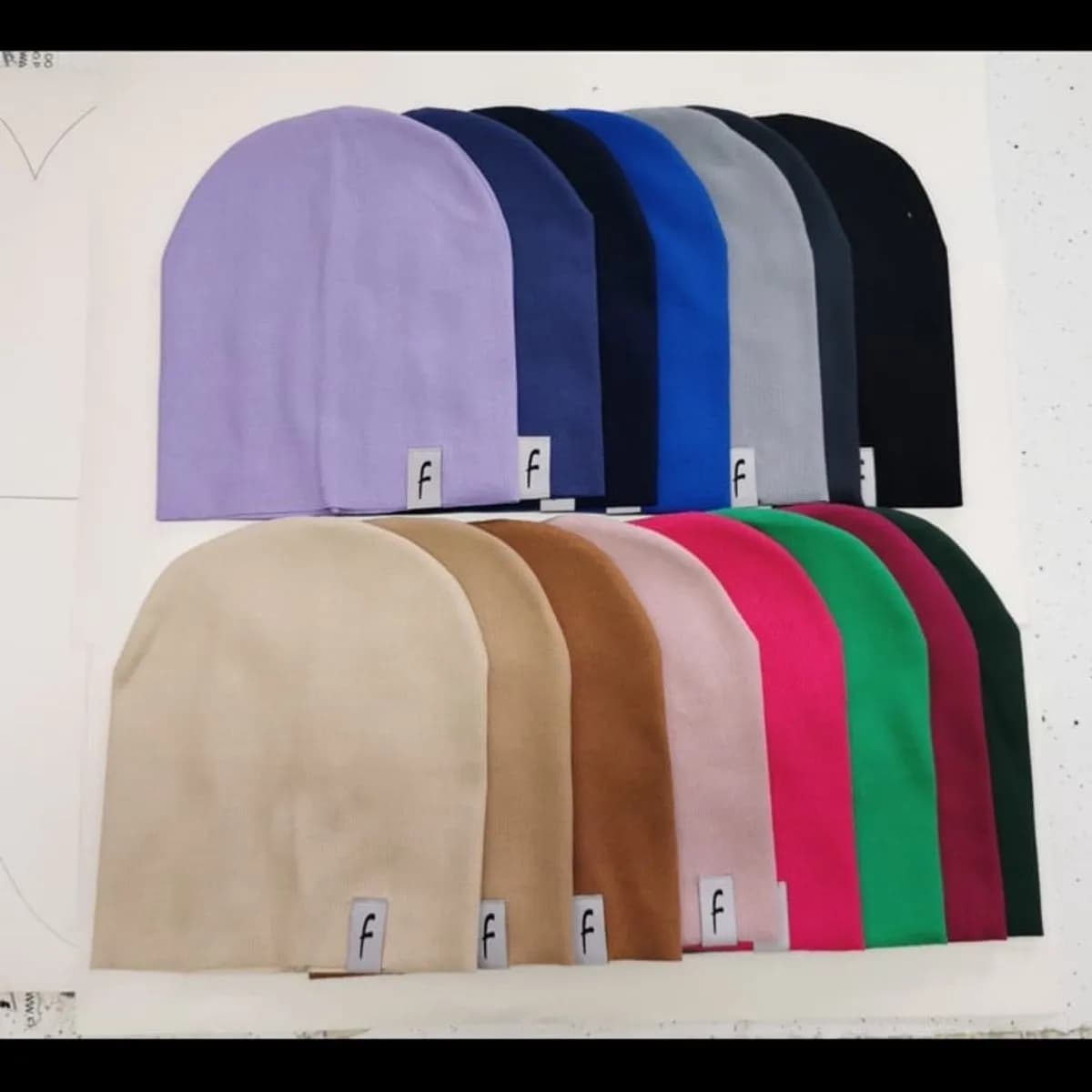 Czapka damska prążkowana beanie z naszywką F - mix kolorów 10szt