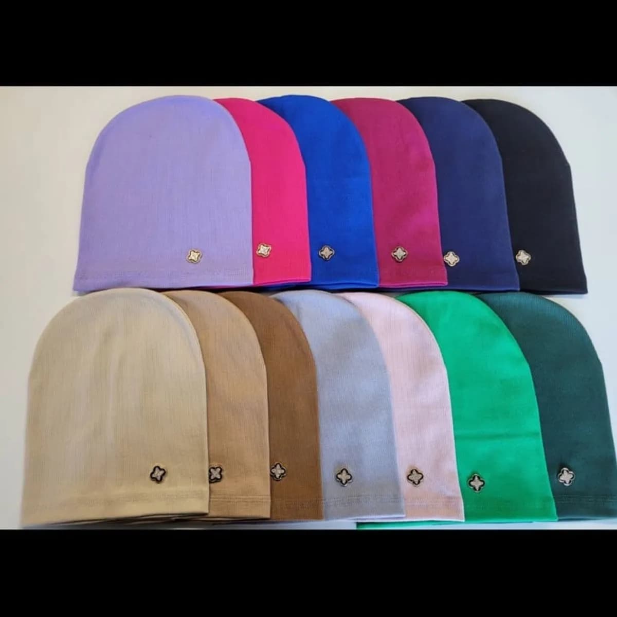 Czapka damska gładka beanie z ozdobą mix kolorów 10 szt.