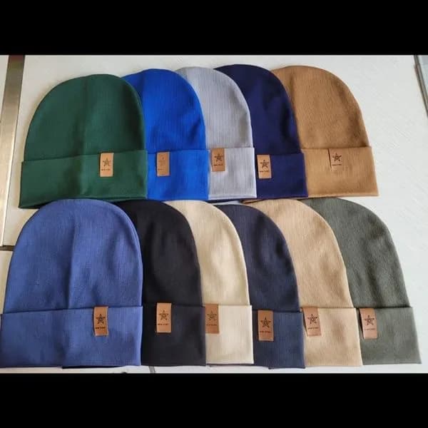 CZAPKA DAMSKI prążkowana z naszywką gwiazda, mix kolorów