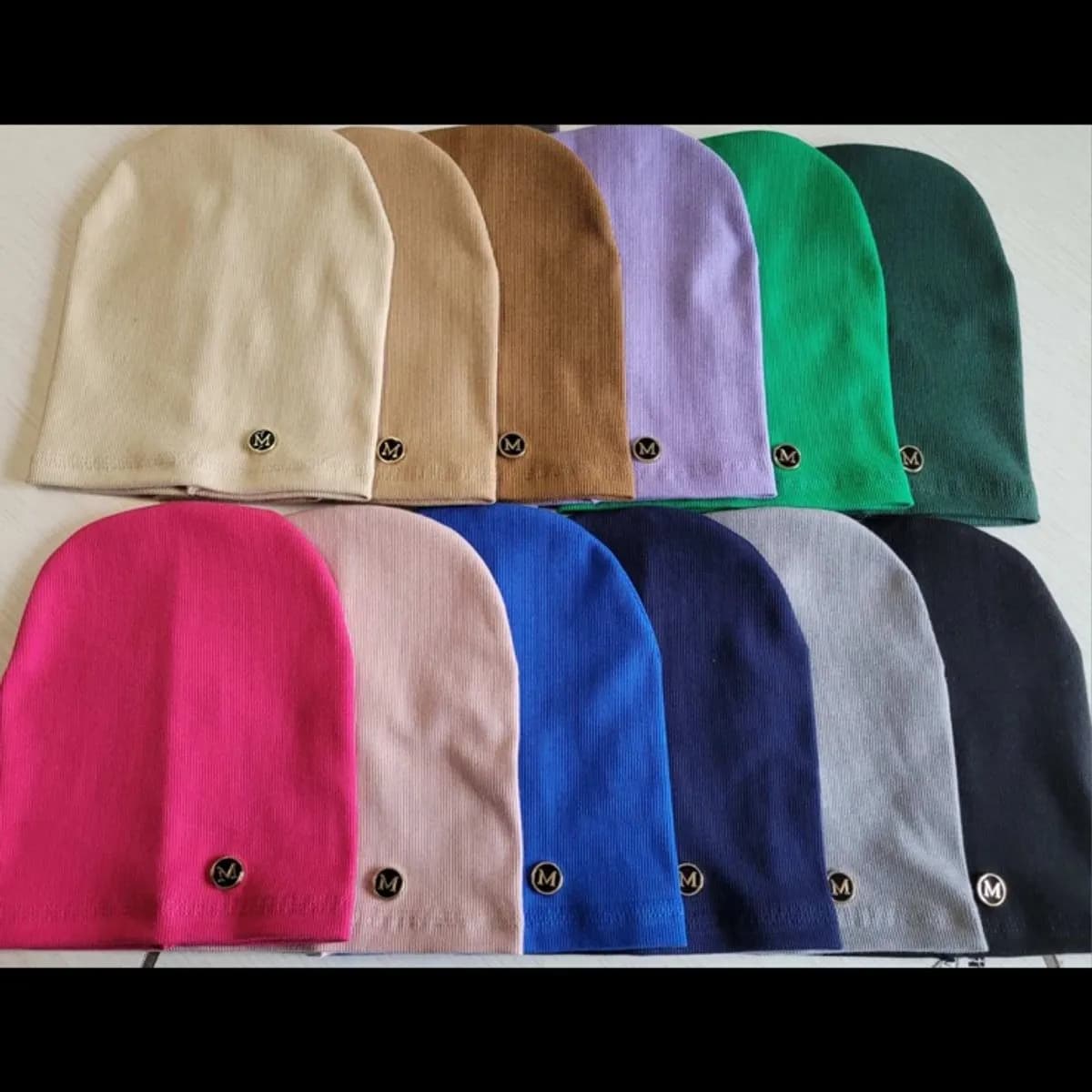 Czapka damska prążkowana z emblematem M, mix kolorów