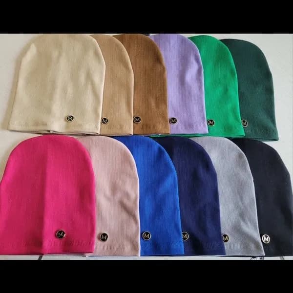 Czapka damska prążkowana z emblematem M, mix kolorów