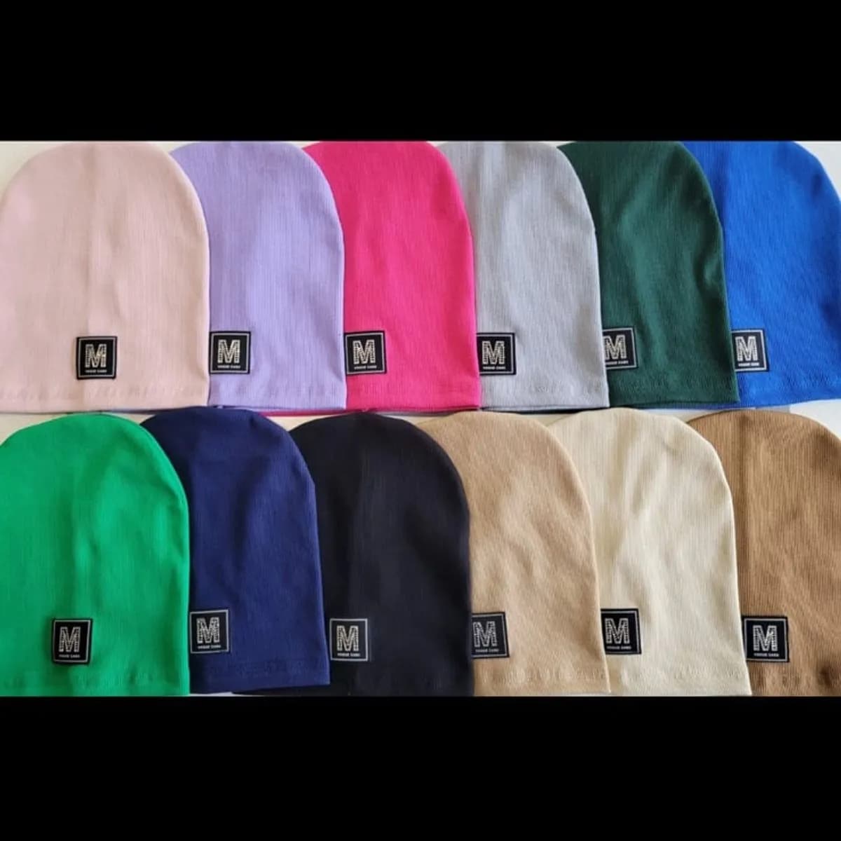 Czapka damska dziecięca prążkowana z naszywką M, mix kolorów