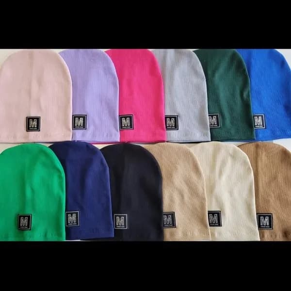 Czapka damska dziecięca prążkowana z naszywką M, mix kolorów