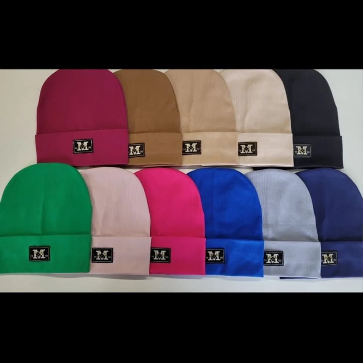 Czapka damska dziecięca beanie z naszywką M - mix kolorów 10 szt.